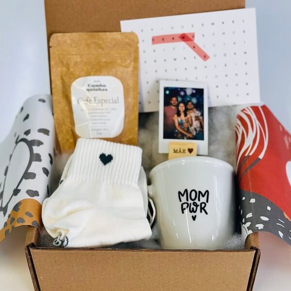 meia coração de mãe + caneca Mom Pwr + café especial + polaroid + cartão caça palavras mãe