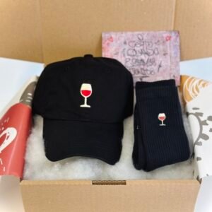 boné bordado taça de vinho +meia bordada aça de vinho + cartão O certo É quando estamos juntos