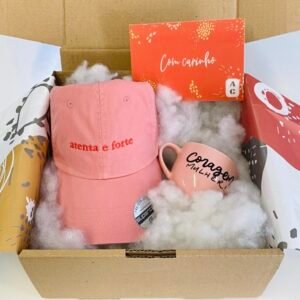 caneca rosa coragem, mulher + boné rosa atenta e forte + cartão com carinho