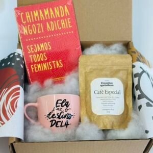 Caneca rosa ela faz o destino dela, café especial, livro Sejamos Todos Feministas