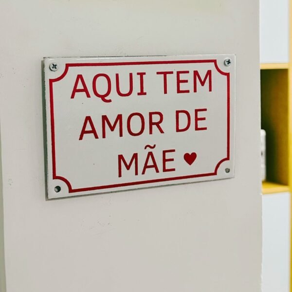 Placa decorativa retangular 12x18cm com escrito aqui tem amor de mãe
