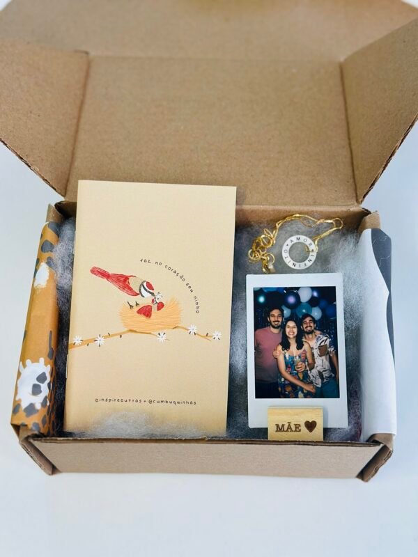 caderno ninho de mãe + pingente amor infinito + corrente + cartão caça palavras + polaroid com base mãe