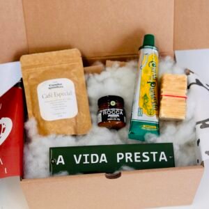 Kit casa nova: plaquinha A Vida Presta, creme de parmesão, mini doce de leite, café especial